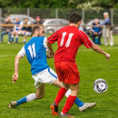 Bola de futebol oficial tamanho 5 com costura à máquina, PVC resistente e antiderrapante. Ideal para treinos e partidas ao ar livre. Durável e sem costuras aparentes.
