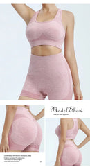 Conjunto de yoga premium com shorts, top e leggings sem costura. Design ergonômico para máximo conforto durante treinos intensos. Tecido respirável e flexível que acompanha cada movimento. Ideal para yoga, pilates e musculação.