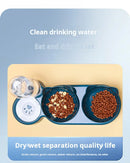 Jogo 3 em 1 de comedouro e bebedouro para gatos com design inclinado que protege o pescoço. Inclui garrafa de água com sistema de gravidade. Proporciona alimentação ergonômica e hidratação contínua para seu felino.