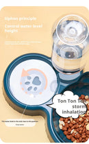 Jogo 3 em 1 de comedouro e bebedouro para gatos com design inclinado que protege o pescoço. Inclui garrafa de água com sistema de gravidade. Proporciona alimentação ergonômica e hidratação contínua para seu felino.