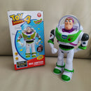 Robô Buzz Lightyear com movimento automático. Figura de ação Pixar com caminhada elétrica. Perfeito para crianças, colecionadores e fãs de Toy Story. Presente ideal para aniversários e ocasiões especiais.