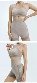 Conjunto de yoga premium com shorts, top e leggings sem costura. Design ergonômico para máximo conforto durante treinos intensos. Tecido respirável e flexível que acompanha cada movimento. Ideal para yoga, pilates e musculação.