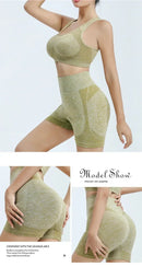 Conjunto de yoga premium com shorts, top e leggings sem costura. Design ergonômico para máximo conforto durante treinos intensos. Tecido respirável e flexível que acompanha cada movimento. Ideal para yoga, pilates e musculação.