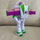 Robô Buzz Lightyear com movimento automático. Figura de ação Pixar com caminhada elétrica. Perfeito para crianças, colecionadores e fãs de Toy Story. Presente ideal para aniversários e ocasiões especiais.