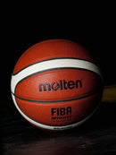 Bola de basquete Molten BG4500 em PU com certificação oficial. Ideal para competições e treinamentos de homens e mulheres. Tamanho 7 padrão.