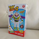 Robô Buzz Lightyear com movimento automático. Figura de ação Pixar com caminhada elétrica. Perfeito para crianças, colecionadores e fãs de Toy Story. Presente ideal para aniversários e ocasiões especiais.