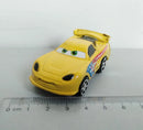 Conjunto com 12 miniaturas de carros Disney Pixar, incluindo Relâmpago McQueen, Jackson Storm e Mate. Perfeito para colecionadores e presentes de aniversário infantil.