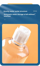 Jogo 3 em 1 de comedouro e bebedouro para gatos com design inclinado que protege o pescoço. Inclui garrafa de água com sistema de gravidade. Proporciona alimentação ergonômica e hidratação contínua para seu felino.