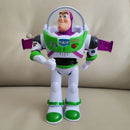 Robô Buzz Lightyear com movimento automático. Figura de ação Pixar com caminhada elétrica. Perfeito para crianças, colecionadores e fãs de Toy Story. Presente ideal para aniversários e ocasiões especiais.