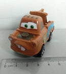 Conjunto com 12 miniaturas de carros Disney Pixar, incluindo Relâmpago McQueen, Jackson Storm e Mate. Perfeito para colecionadores e presentes de aniversário infantil.