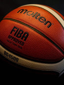 Bola de basquete Molten BG4500 em PU com certificação oficial. Ideal para competições e treinamentos de homens e mulheres. Tamanho 7 padrão.